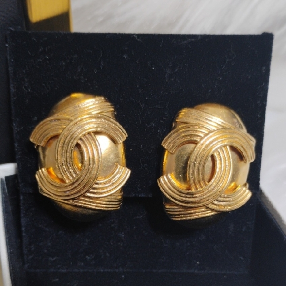SALE! Authentic Chanel 1994 CC Coco Mark Oval Gold Plated Clip-On Earrings W Box - Picture 2 of 16